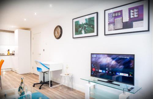 Hatfield Apartamento | The 'Pinky' - Modern 1 Bed Apartment in Hatfield - FREE Parking - Near Uni, Business Park & town centre - Big savings on Long stays