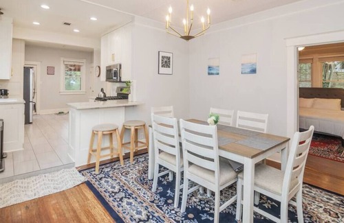 Hillcrest Casa | The Pistachio Pad in Hillcrest - SLEEPS 10 - PETS