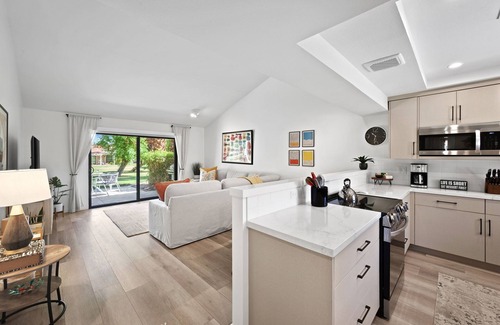 Palm Desert Condominio | "The place is amazing! Even better than the photos-very HGTV!" Guest quote