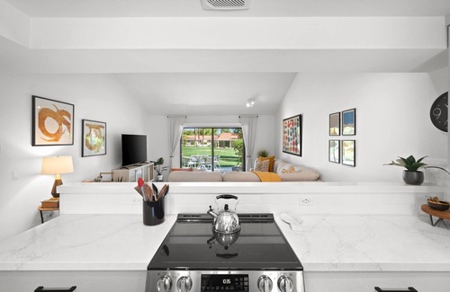 Palm Desert Condominio | "The place is amazing! Even better than the photos-very HGTV!" Guest quote