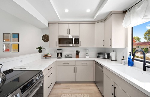 Palm Desert Condominio | "The place is amazing! Even better than the photos-very HGTV!" Guest quote
