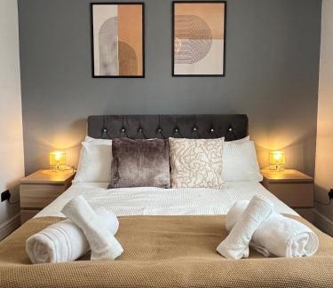 Broadheath Casa | The Place with king beds, Ensuite Bathrooms, Close to Airport and Free Parking
