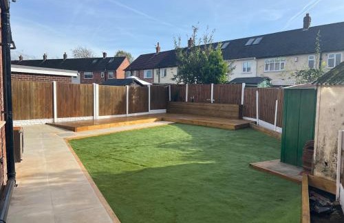 Broadheath Casa | The Place with king beds, Ensuite Bathrooms, Close to Airport and Free Parking
