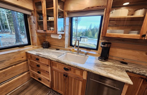 Sandpoint Cabina | The Play House in beautiful Selle Valley, 4 Guests, 1 Bedroom. 1 Futon.