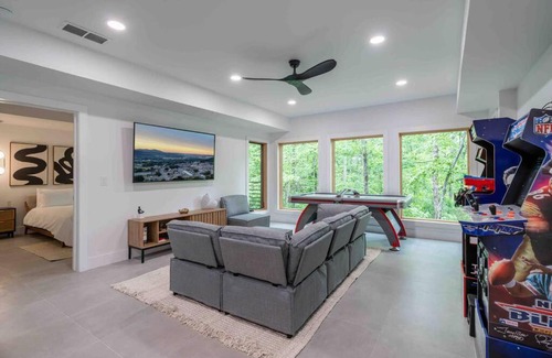 Ellijay Casa | The Playground- NEW modern luxury home on creek!