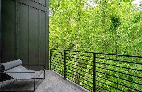 Ellijay Casa | The Playground- NEW modern luxury home on creek!