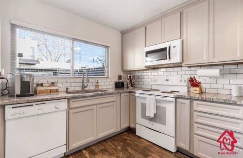 Northeast Heights Casa | El paraíso de los amantes de la tecnología con piscina, televisores grandes y Amazon Alexa