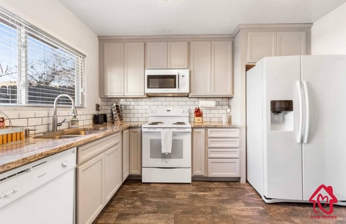 Northeast Heights Casa | El paraíso de los amantes de la tecnología con piscina, televisores grandes y Amazon Alexa