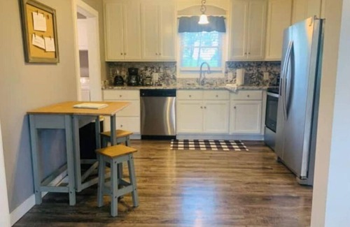 Bowling Green Casa | The Plum Springs House-cozy family sized pet friendly home w/fenced yard.
