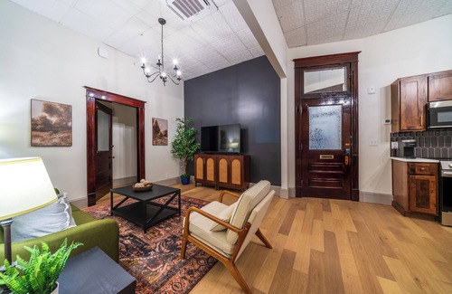Sedalia Apartamento | The Plum Suite - Spacious, Luxury 1-bedroom Apartment in Downtown Sedalia
