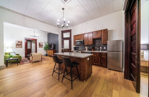 Sedalia Apartamento | The Plum Suite - Spacious, Luxury 1-bedroom Apartment in Downtown Sedalia