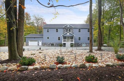 Tunkhannock Township Casa | The Poconest - Luxurious Mountain Mansion