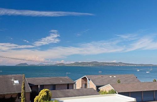 Soldiers Point Apartamento | The Point, 5, 5-7 Mitchell Street large balcony with great water views