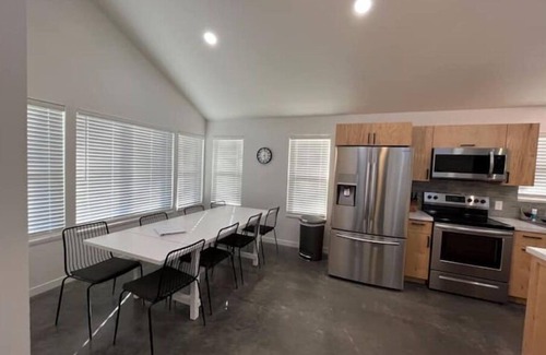 Eagle Rock Cabina | The Point a modern Retreat at Table Rock Lake - two blocks from water