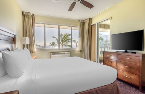 Poipu Complejo | The Point at Poipu - 2 BEDROOM OCEAN VIEW 1 KING 1 QUEEN W/ ROLL-IN SHOWER