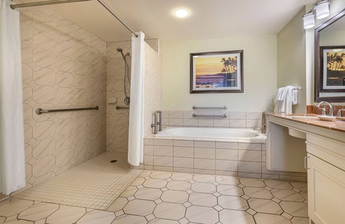 Poipu Complejo | The Point at Poipu - 2 BEDROOM OCEAN VIEW 1 KING 1 QUEEN W/ ROLL-IN SHOWER