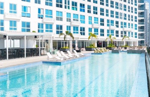 Calidonia Apartamento | The Point – Stylish 2-BR w/Pool, Gym , Private Balcony & Free Parking