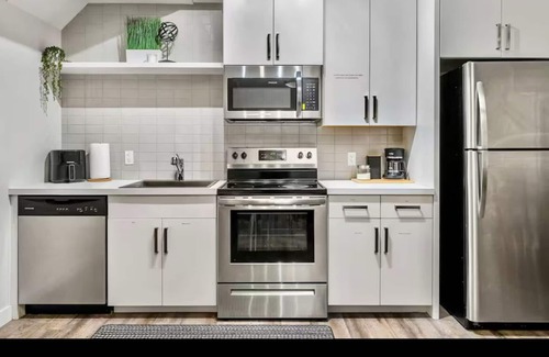 Calgary Casa | The PolkaDot YYCAirport PrivateEntry SmartTV