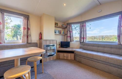 Irstead Casa | The Pollywiggle, Waxham, nr Sea Palling, Dog friendly, Private path to the beach