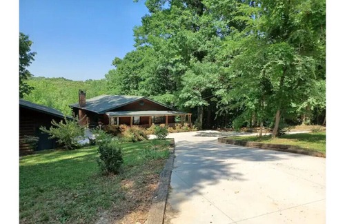 Cadiz Casa | The Ponderosa - 2 Story, 3 bedroom, 2 bath & den