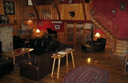 Danese Cabina | La Ponderosa Lodge Farm. Enorme 10,000 Sq. Pie. Capacidad 32.