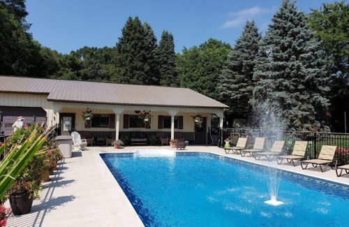 Porter Apartamento | The "Pool Barn" w/Pool, Hot Tub, Billiards & more near Indiana Dunes