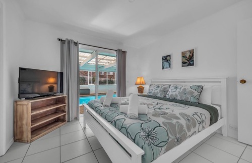 Tura Beach Cabina | The Pool House in Tura