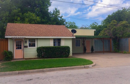 Fort Worth Casa | The Pool House minutes from W7th , TCU , Stockyards , Museums & Dickie’s Arena