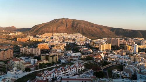 Los Cristianos Apartamento | The Poolside Haven, Azure Dreams