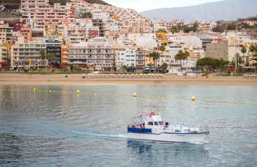 Los Cristianos Apartamento | The Poolside Haven, Azure Dreams