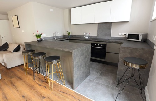 Dyserth Cabaña | THE POPPY FIELDS ABODE, family friendly in Dyserth