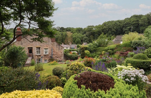 Dyserth Cabaña | THE POPPY FIELDS ABODE, family friendly in Dyserth