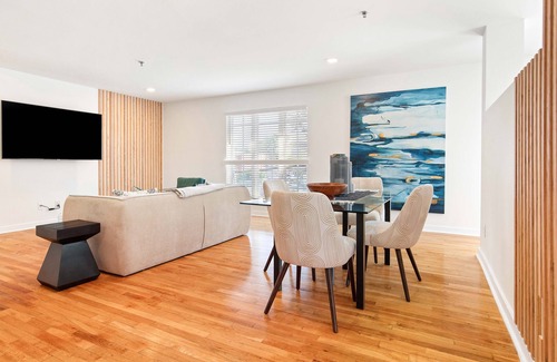 North Downtown Apartamento | The Poseidon - Studio apartment attached to Downtown Mall