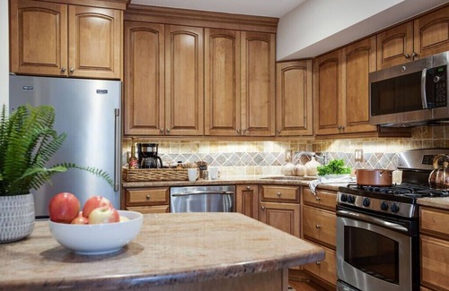 West End Casa | The Potomac - Friendly Townhouse Near DC & Old Town - 3 En-Suite Baths