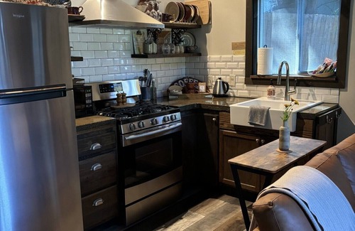 College Place Cabaña | The Potter's Retreat Cottage with Two Queen Beds