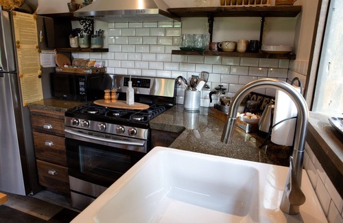 College Place Cabaña | The Potter's Retreat Cottage with Two Queen Beds