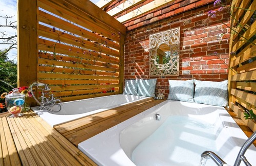 Blackham Cabaña | The Potting Shed - a holiday let that sleeps 2 guests in 1 bedroom