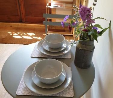 Kilgetty Apartamento | The Potting Shed near Tenby, 100" Projector, Four poster bed, On-site HOT TUB access via Spa Pack