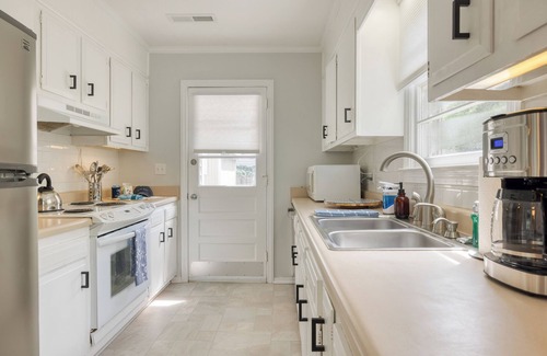 Old Village Casa | The Powder Cottage by AvantStay | Heart of Old Mt. Pleasant Near Sullivan’s