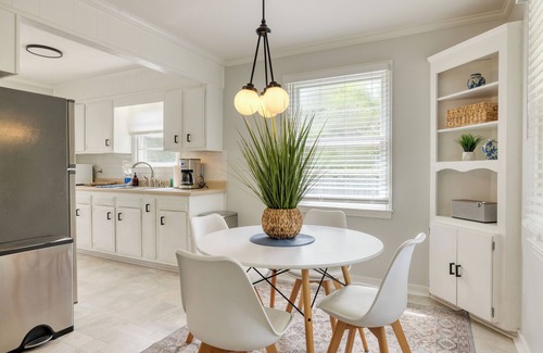 Old Village Casa | The Powder Cottage by AvantStay | Heart of Old Mt. Pleasant Near Sullivan’s