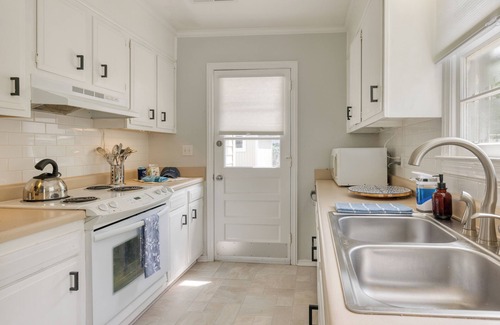 Old Village Casa | The Powder Cottage by AvantStay | Heart of Old Mt. Pleasant Near Sullivan’s