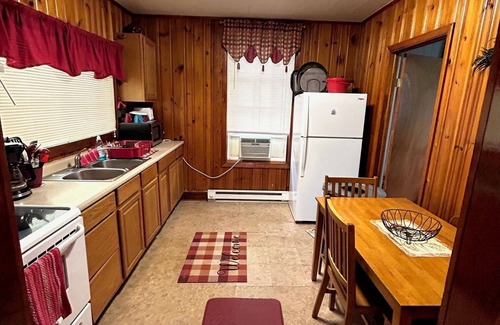 Leckie Cabina | The Powerhouse lodge has 2 bedrooms on 10 acres in adorable Maybeury