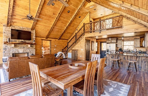 Topton Cabina | The Preserve Mountain Getaway Cabin is secluded in the Great Smokey Mountains just minutes away from Lake Nantahala!