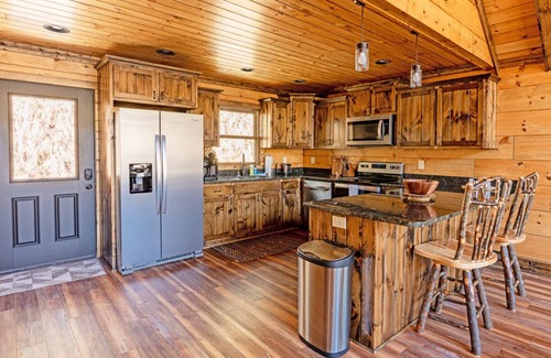 Topton Cabina | The Preserve Mountain Getaway Cabin is secluded in the Great Smokey Mountains just minutes away from Lake Nantahala!