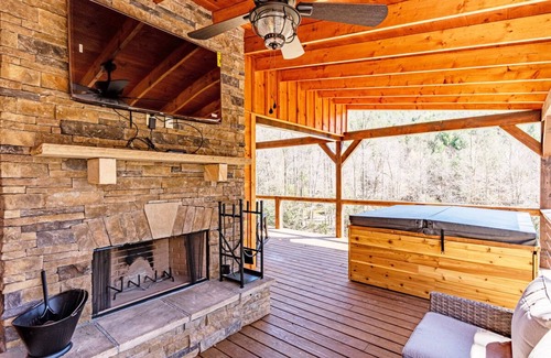 Topton Cabina | The Preserve Mountain Getaway Cabin is secluded in the Great Smokey Mountains just minutes away from Lake Nantahala!