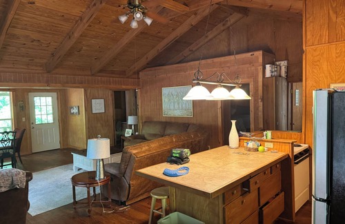 Oakland Cabina | The Presidential Suite, Enid Lake, Ole Miss, Crappie Fishing, ATV, Hunting