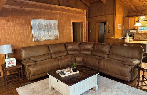 Oakland Cabina | The Presidential Suite, Enid Lake, Ole Miss, Crappie Fishing, ATV, Hunting