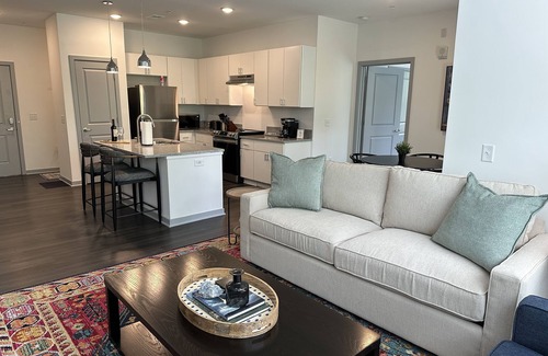 Tuttle West Apartamento | The Presidential Suite | Walk-In Shower | Gated!