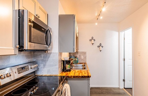 University Heights Apartamento | The Princeton Suite 12- Studio | 1 Bed, 1 Bath