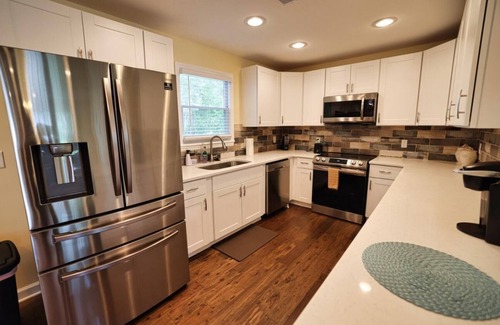 Summerville Casa | The Pullman Mod: Stylish 4br